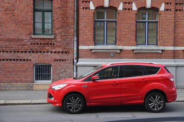 Leipzig, Almanya - 9 Mayıs 2018: Almanya'da kırmızı Ford Kuga Suv araba park edilmiş. (2017 yılı itibariyle Almanya'da kayıtlı 45.8 milyon arabalar).