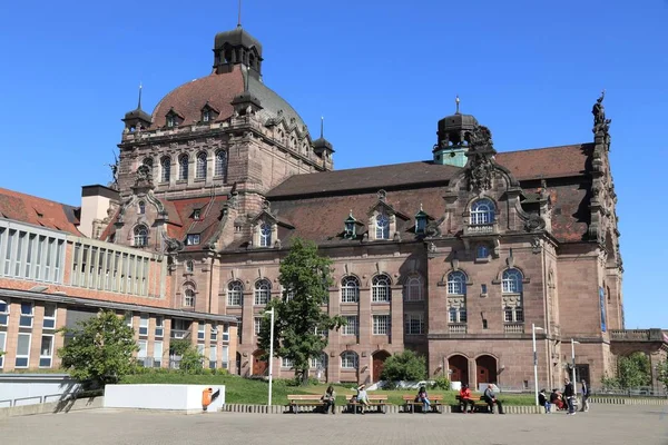 Nürnberg Tyskland Maj 2018 Folk Sitter Framför Operahuset Opernhaus Nürnberg — Stockfoto