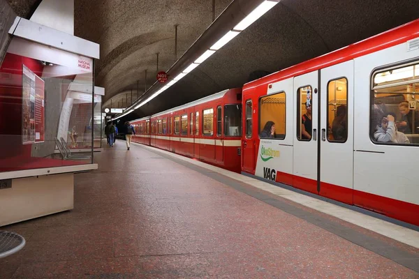 德国纽伦堡 2018年5月7日 人们乘坐德国纽伦堡 Vag 的地铁列车 纽伦堡位于法国中部 511 628 人居住在这里 — 图库照片