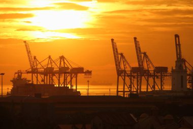 Manila Limanı, Filipinler. Gün batımında vinç yükleme limanı.