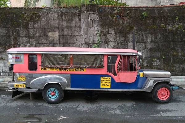 菲律宾马尼拉 2017年11月24日 菲律宾马尼的 Jeepney 公共交通车辆 大马尼拉是世界上最大的城市地区之一 有2400万人口 — 图库照片