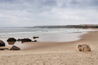 Peniche Portekiz Baleal sörf plaj. Yağmurlu hava.