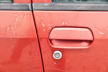 Solma araba boya - 20 yaşındaki Avrupa kırmızı araba boya yüzeyi soyma.