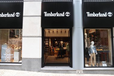 Lisbon, Portekiz - 6 Haziran 2018: Timberland moda dükkanında Lizbon Avenida da Liberdade (Liberty Avenue). Bu Bulvarı marka lüks alışveriş için ünlüdür.