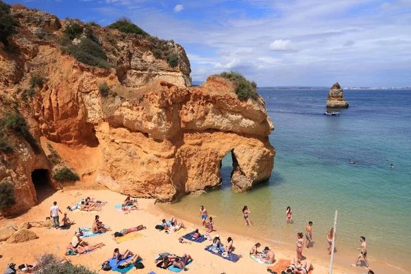 Algarve Portugal Toukokuu 2018 Turistit Vierailevat Camilo Beachillä Algarven Alueella — kuvapankkivalokuva