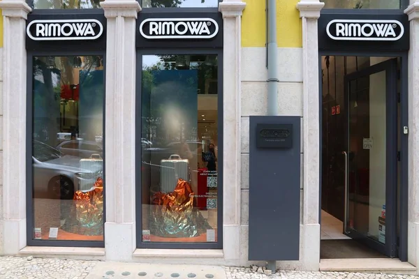 リスボン ポルトガル 2018 リモワ ブランド荷物店リスボンのリベルダーデ リバティ アベニュー この大通りは高級ブランド ショップで有名です — ストック写真
