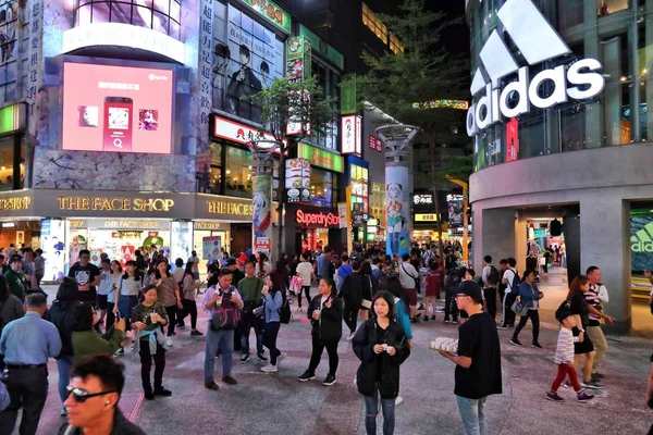台南台北市 2018年12月3日 人们参观台北西门子购物区 西门子被认为是台湾最大的购物目的地之一 尤其是年轻人的购物地 — 图库照片