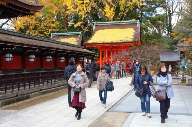 Kyoto, Japonya - 25 Kasım 2016: İnsanlar Kyoto, Japonya sonbaharda sırasında Kitano Tenmangu tapınak ziyaret edin. 2015 yılında Japonya 19,7 milyon yabancı turist ziyaret.