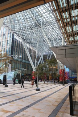 Tokyo, Japonya - 1 Aralık 2016: İnsanlar Tokyo Midtown ofis ve alışveriş kompleksi ziyaret edin. İlçe proje maliyeti 3 milyar USD 2007 yılında tamamlandı.