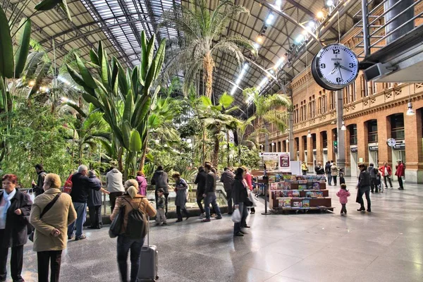 Madrid Spanyolország 2012 Október Ember Látogat Madridi Atocha Pályaudvar Atocha — Stock Fotó