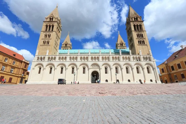 ペーチ ハンガリー 2012 ハンガリーのペーチで大聖堂を訪問します ハンガリーで 番目の都市です ハンガリーの観光事業は成長し 2011 年に以上 2000 — ストック写真