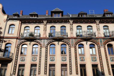 Chemnitz landmark - Almanya'da konut mimarisinin cadde görünümü. Kassberg bölgesinin apartman binaları.