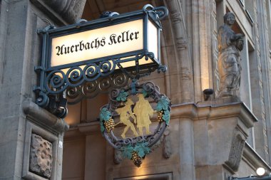 Leipzig, Almanya - 9 Mayıs 2018: Auerbachs Keller restoran ve şarap bar Leipzig, Almanya'da. 16. yy'dan uzanıyor ve Goethe'nin Faust oyunda yer aldı.