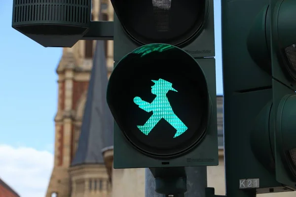 ケムニッツでケムニッツ ドイツ 2018 Ampelmann 横断歩道シンボル ドイツの伝統的なトラフィックのシンボルがある多くのファンとさらにいくつかのカルト — ストック写真