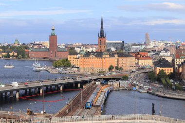 Stockholm şehir manzarası ile yerel trenler. Toplu taşıma.