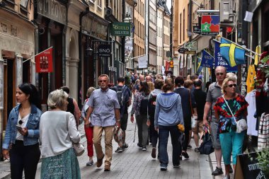 Stockholm, İsveç - 23 Ağustos 2018: Gamla Stan (eski şehir) Stokholm İsveç'in insanlar dükkanı. Başkenti ve en kalabalık alan İsveç Stokholm olduğunu.