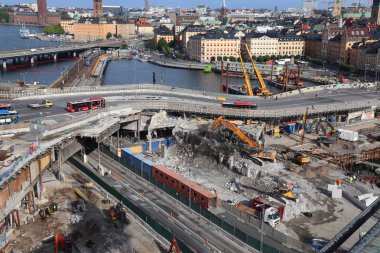 Stockholm, İsveç - 23 Ağustos 2018: Yeniden geliştirme, inşaat ve yıkım Stokholm, İsveç'te çalışır. En önemli ulaşım merkezleri Stockholm Slussen biridir.
