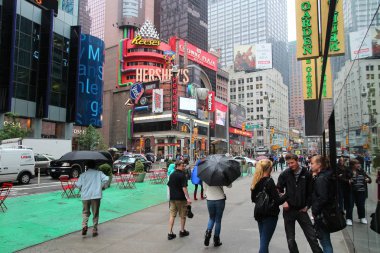 New York, ABD - 10 Haziran 2013: İnsanlar ziyaret yağmurlu Times Square New York. Broadway ve 7th Avenue Square'de Server'daki bazı 39 milyon ziyaretçi bulunmuyor.