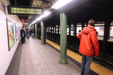 New York, ABD - 7 Haziran 2013: İnsanlar bekle New York'ta bir metro istasyonunda. 1.67 milyar yıllık sürmek ile New York City metro dünyanın 7 en işlek metro sistemi olduğunu..