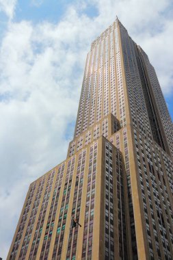 NEW YORK, ABD - 4 Temmuz 2013: Empire State Building skyscraper in New York. Sanat deco tarzı 381 metre yüksekliğindeki ofis binası, 40 yıldır dünyanın en yüksek binasıydı..