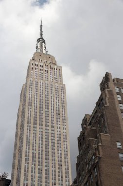 NEW YORK, ABD - 4 Temmuz 2013: Empire State Building skyscraper in New York. Sanat deco tarzı 381 metre yüksekliğindeki ofis binası, 40 yıldır dünyanın en yüksek binasıydı..