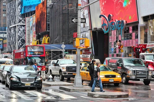 ニューヨーク アメリカ合衆国 2013 の訪問雨タイムズ スクエア ニューヨークの ブロードウェイと 番街の交差点にある正方形は Anually 3900 — ストック写真