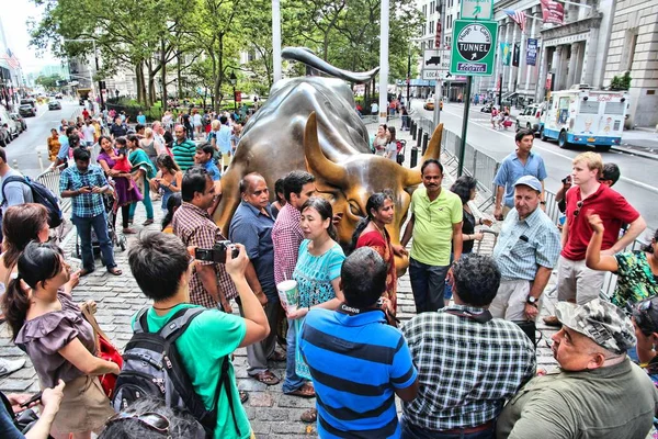 New York Usa July 2013 People Visit Charging Bull Statue — Stock Photo, Image