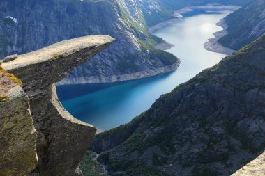 Norveç 'te Troll 'ün dil Kayası. Trolltunga olarak bilinen turistik cazibe. Göl üzerinde kaya minber.
