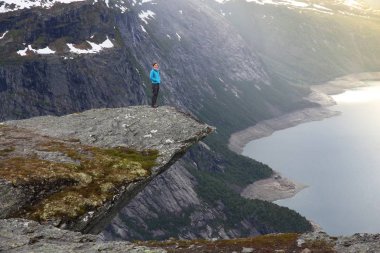 Trolltunga turist-alternatif Troll 'in dil minber rock Norveç.