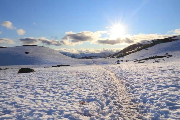 Wanderlust Koncepcja Wędrówki Przygoda Prowincji Hordaland Norwegia Śnieżny Szlak Trolltunga — Zdjęcie stockowe