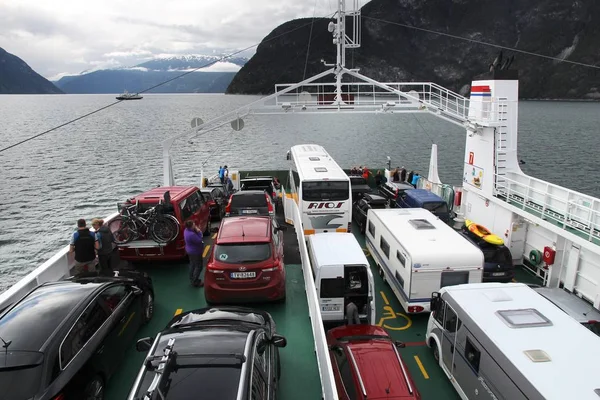 Sognefjord Norway July 2015年7月18日 人们乘坐轮渡船穿过挪威索格内峡湾 公共交通工具每年运送800多万乘客 — 图库照片