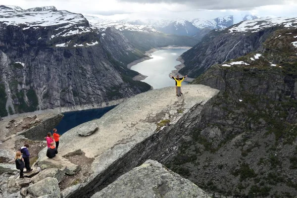 Trolltunga Norwegen Juli 2015 Menschen Besuchen Trolls Zunge Trolltunga Rock — Stockfoto
