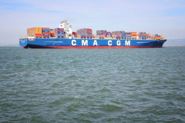 san francisco, ABD - ö. 8 Nisan 2014: cma cgm centaurius konteyner gemi yelken san francisco Körfezi. 3 en büyük konteyner nakliye şirketi dünyanın 170 yollarla CMA cgm olduğunu.