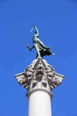San Francisco, ABD - 8 Nisan 2014: Dewey anıt San Francisco, ABD Birliği Meydanı'nda. Anıt Amiral George Dewey onur. O zafer tanrıçası şekil.