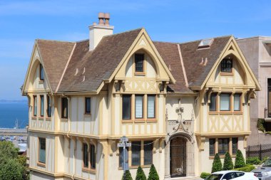 San Francisco, ABD-8 Nisan 2014: San Francisco, USA Tudor Revival tarzı konut mimarisi. Rus Tepesi evleri.