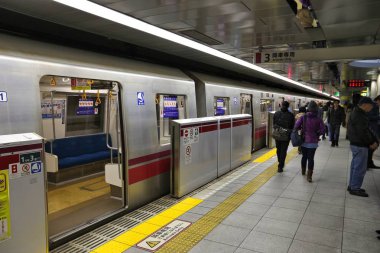 Tokyo, Japonya - 30 Kasım 2016: İnsanlar Toei metro Tokyo bekleyin. Toei metro ve Tokyo Metro 285 istasyonları ve günlük 8.7 milyon kullanıcı var..