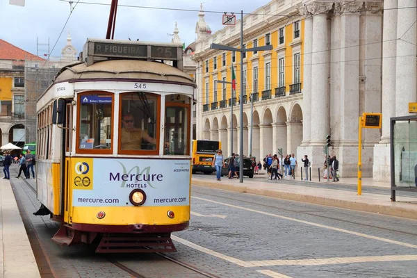 Żółty tramwaj, Lizbona — Zdjęcie stockowe