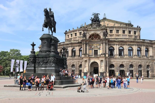 Dresden turistler — Stok fotoğraf