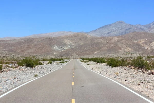モハーベ砂漠の道 — ストック写真
