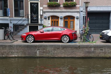 Elektrikli araba şarj aleti