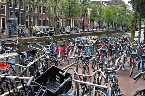 Amsterdam fahrradabstellplatz — Stockfoto