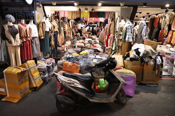Loja de roupas por atacado — Fotografia de Stock