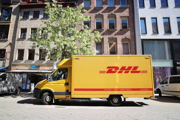 DHL 배달 트럭 — 스톡 사진