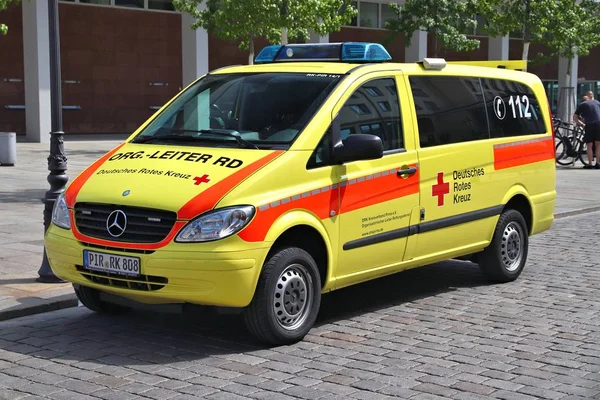 Mercedes-Benz ambulans — Stok fotoğraf