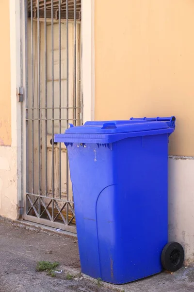 Italy garbage bin — Stock Photo, Image