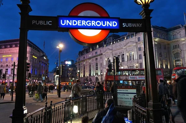 Londres Reino Unido Abril 2016 Gente Sale Del Metro Londres —  Fotos de Stock