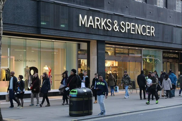 Лондонская Marks & Spencer — стоковое фото