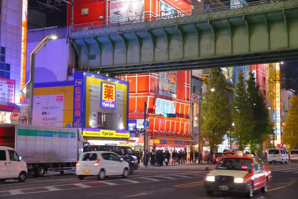 2016年12月1日 東京都秋葉原を歩く人 秋葉原地区は電気街として知られ 電気店やオタク文化で有名です — ストック写真