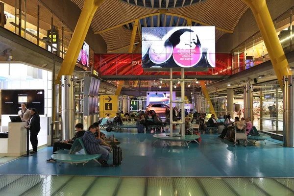 Madrid España Diciembre 2016 Gente Espera Terminal Del Aeropuerto Madrid — Foto de Stock