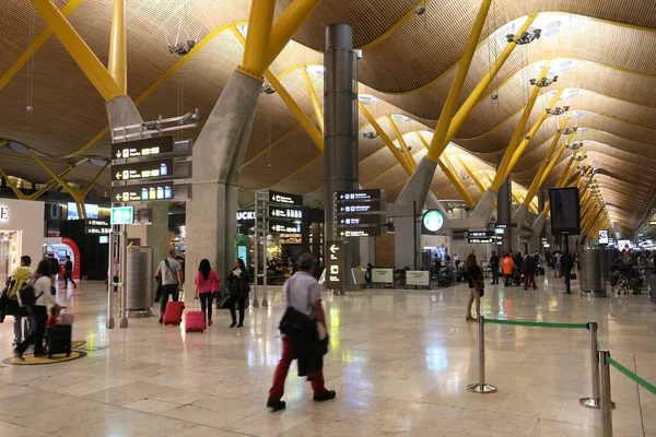 马德里马德里 2016年12月6日 人们在西班牙马德里巴拉哈斯机场T4航站楼等候 它是欧洲第六繁忙的机场 2016年有5040万乘客 它由Aena管理 — 图库照片